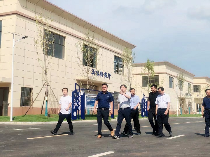 咸宁市政协主席梁细林莅临湖北青禾技工学校调研指导工作